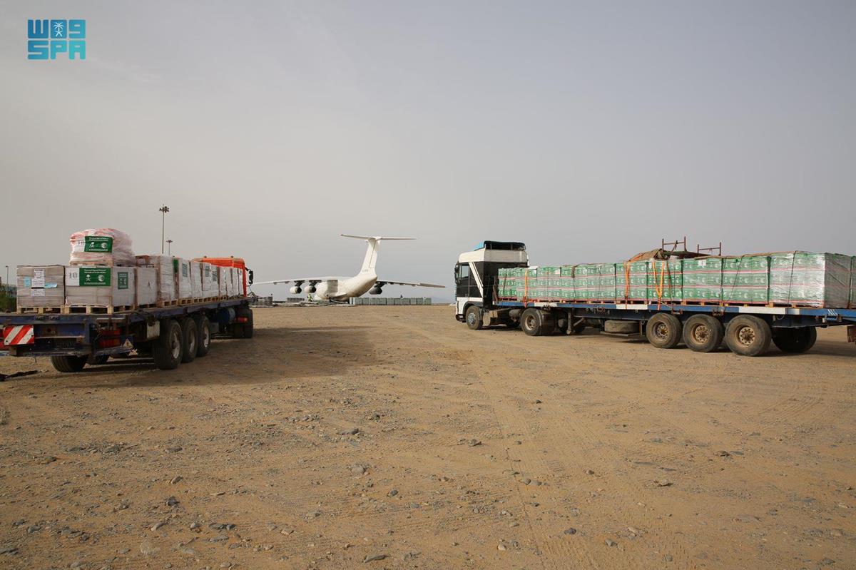 The tenth Saudi plane carrying aid for the Sudanese people arrive at Port Sudan International Airport on Tuesday. (SPA)
