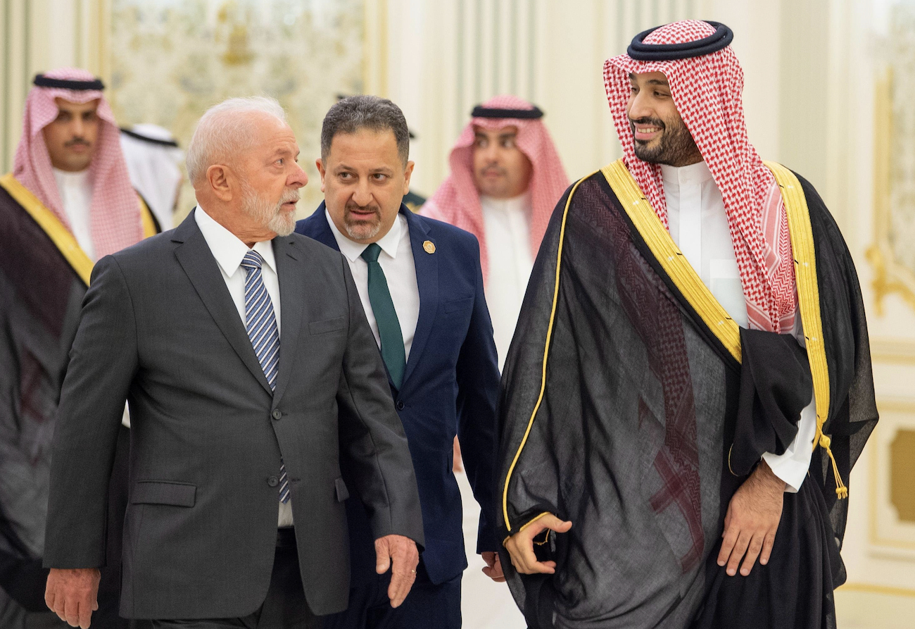Saudi Arabia’s Crown Prince Mohammed bin Salman receives the President of Brazil Luiz Inacio Lula da Silva in Riyadh on Tuesday. (SPA)