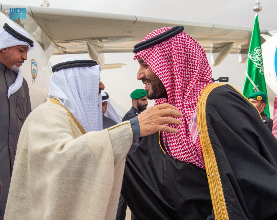 Kuwait’s Emir Sheikh Meshal Al-Ahmad Al-Jaber Al-Sabah is greeted in Riyadh by Saudi Crown Prince Mohammed bin Salman. (SPA)