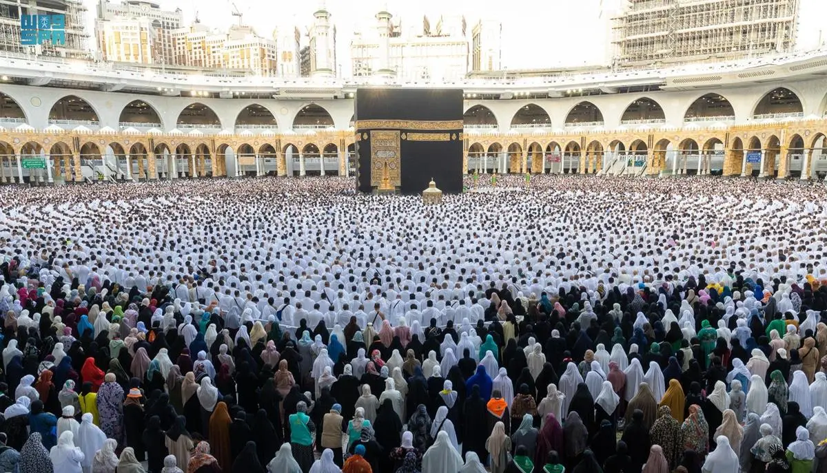Muslims perform the Eid Al-Fitr prayer in the Grand Mosque in Makkah. (File/SPA)
