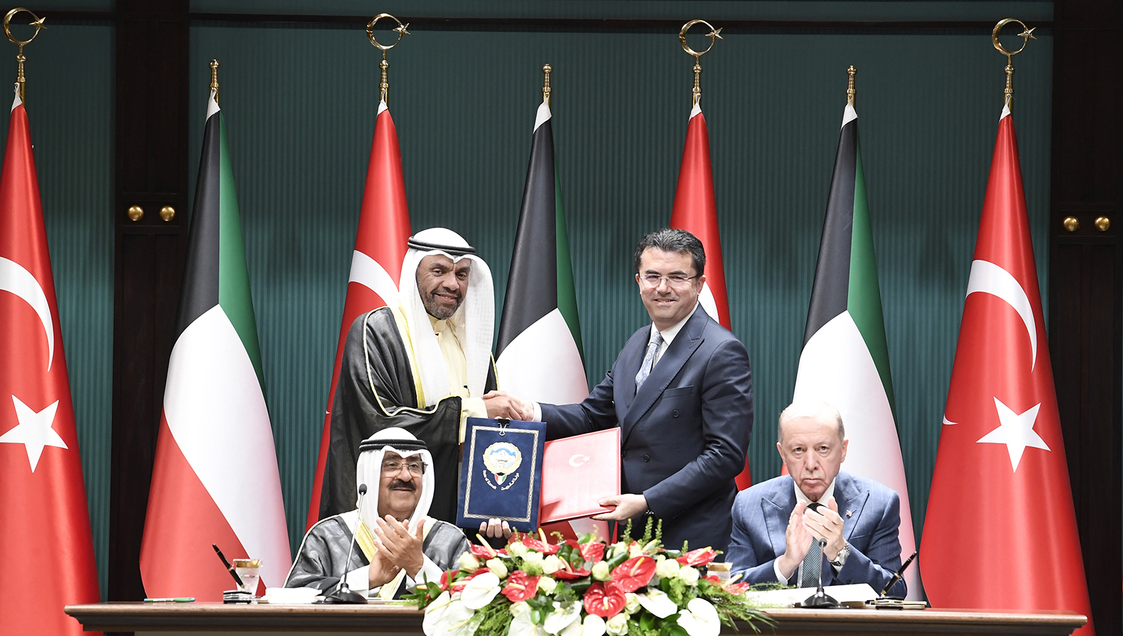 Kuwait’s Emir Sheikh Meshal Al-Ahmed Al-Jaber Al-Sabah and Turkish President Recep Tayyip Erdogan witness the signing of several deals in Ankara. (KUNA)