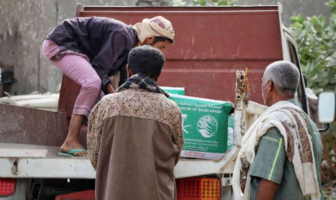 KSAs aid agency distributes dates in Yemen