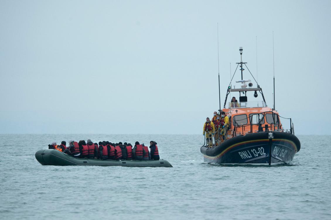 4 aizdomās turamie cilvēku tirgotāji arestēti saistībā ar migrantu laivas nogrimšanu