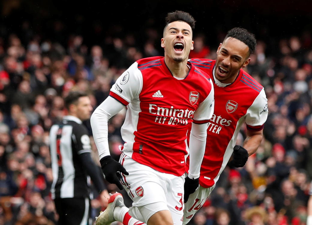 Photo of Arsenal odsunul Newcastle nabok, keď Howe utrpel prvú porážku