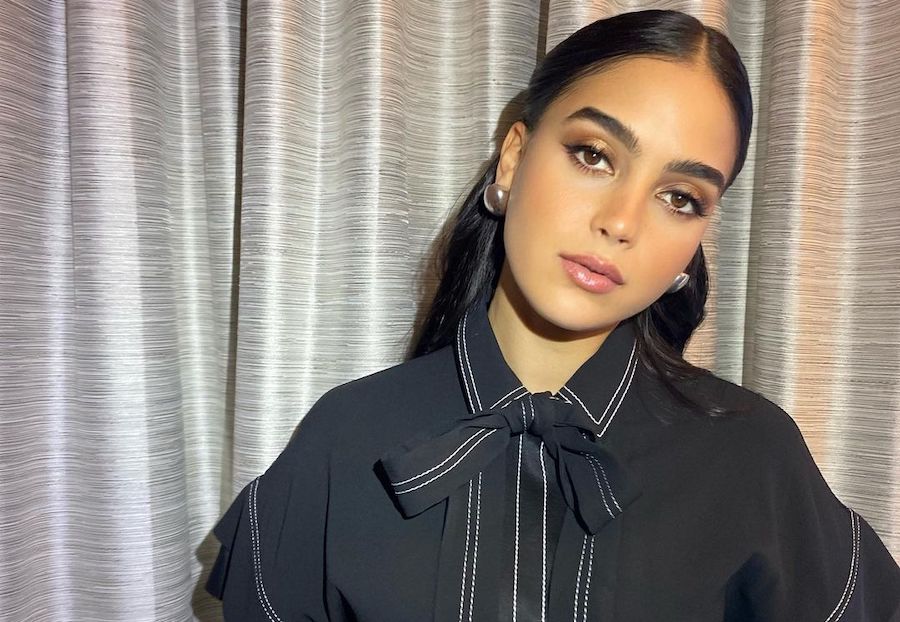 La actriz Melissa Barrera habla de Scream 5 vistiendo un mono de Elie Saab