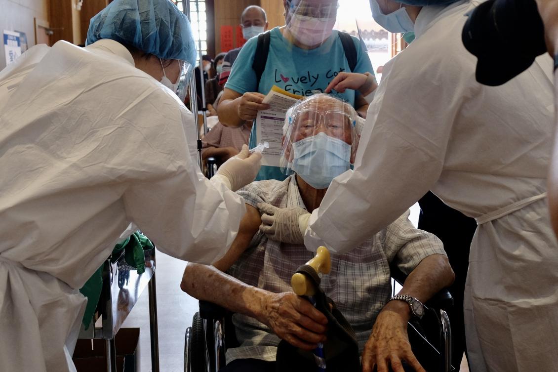 Taivanas įpareigoja pasilinksminimo vietose pateikti vakcinacijos nuo COVID-19 įrodymą