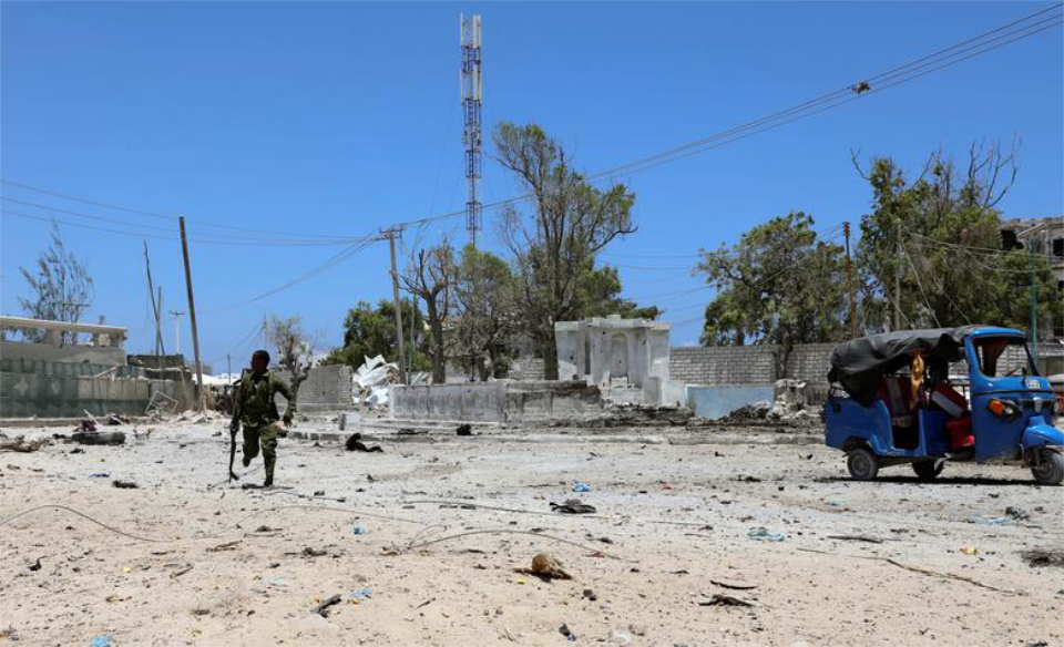 لقي خمسة أشخاص ، بينهم مواطن صيني ، مصرعهم في هجوم على الحدود الصومالية