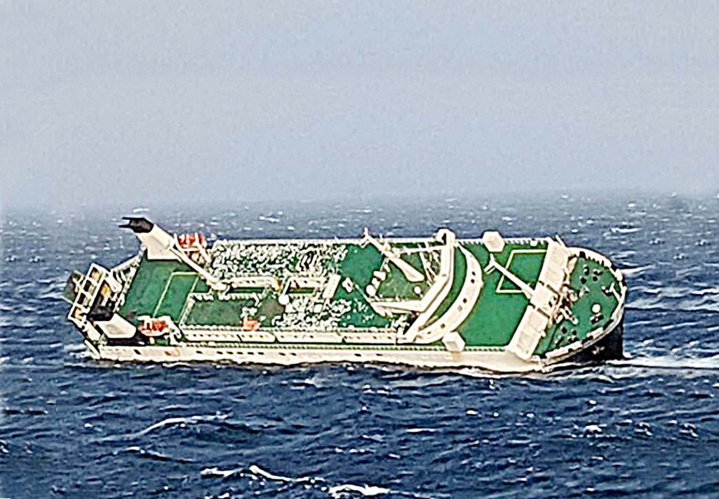 ويخشى أن يكون الطاقم قد غرق بعد أن انقلبت سفينة الشحن الإماراتية وغرقت في الخليج.