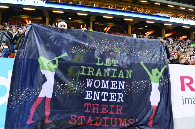 بطاقة حمراء!  كانت هناك معارضة قوية في إيران للحظر المفروض على مشجعات كرة القدم