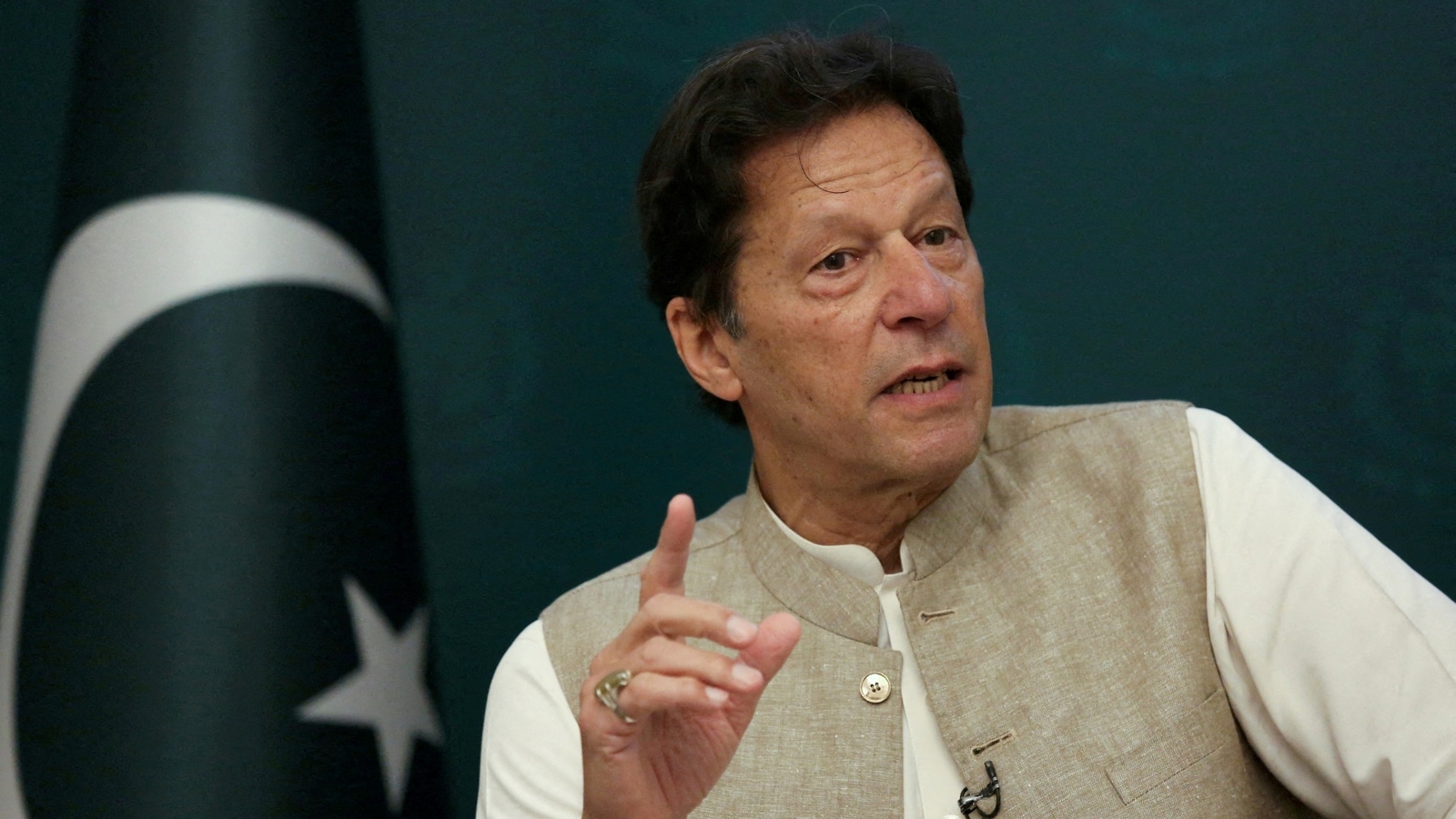 بعد أسابيع من الاضطرابات ، عُزل عمران خان من منصب رئيس وزراء باكستان