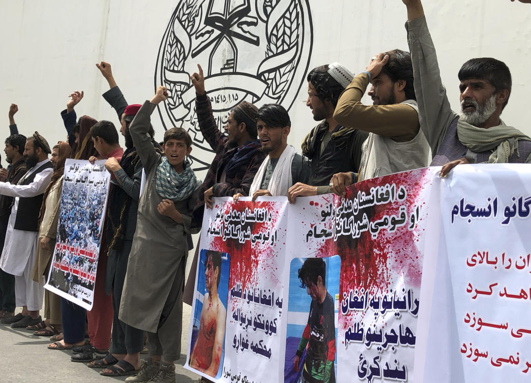 إيران تستدعي المبعوث الأفغاني بعد أن ألقى محتجون الحجارة على البعثات الدبلوماسية