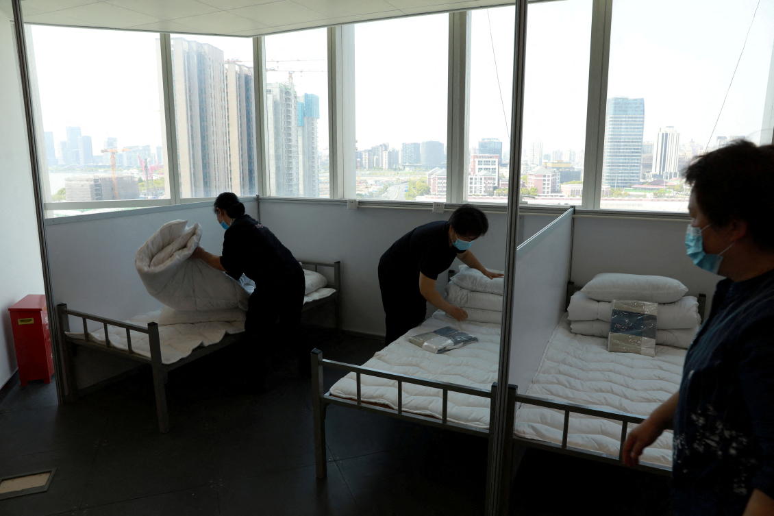 تقوم شنغهاي بتحويل المباني السكنية إلى مرافق عزل COVID-19 ، الأمر الذي أثار احتجاجات