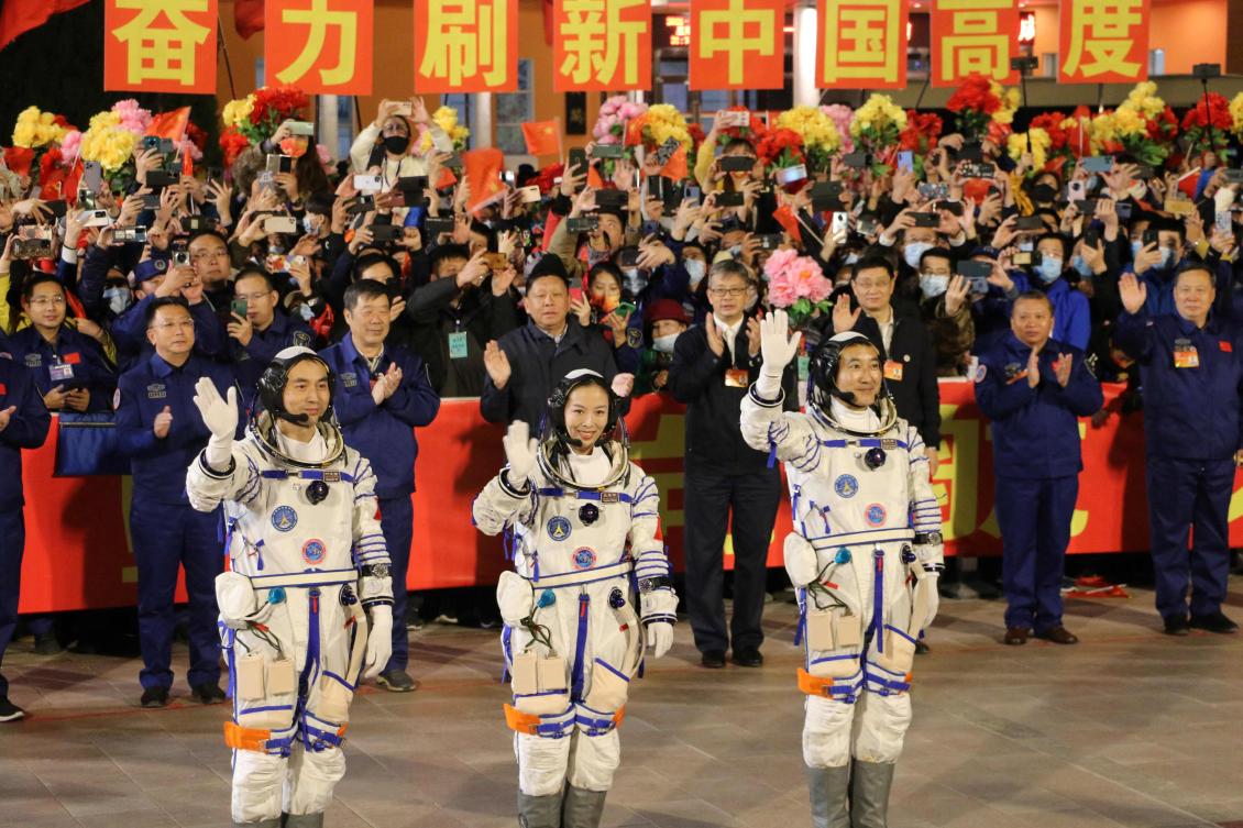ثلاثة رواد فضاء صينيين يعودون إلى الأرض بعد ستة أشهر في الفضاء