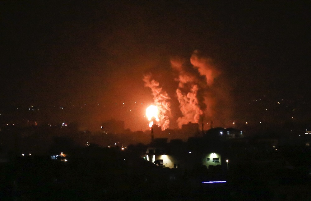 غارات جوية على غزة في أعقاب إطلاق صاروخ على إسرائيل