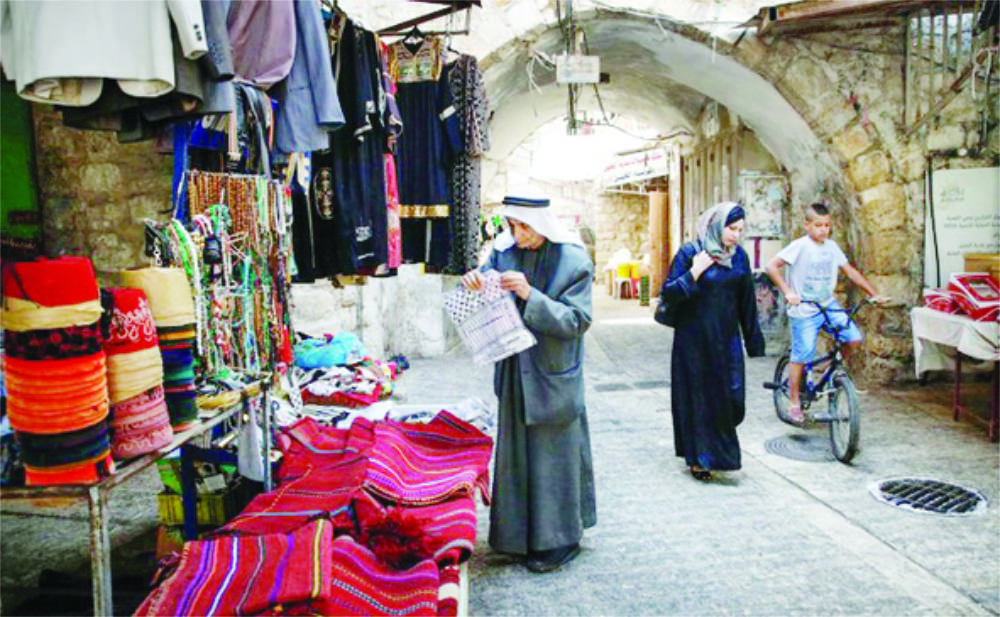 Trade resumes in Hebron during Ramadan until tensions flare up