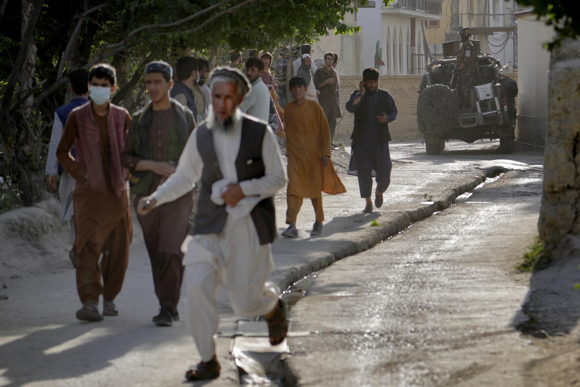 ويقول زعيمها إن أكثر من 50 شخصا قتلوا في انفجار قنبلة في مسجد في كابول