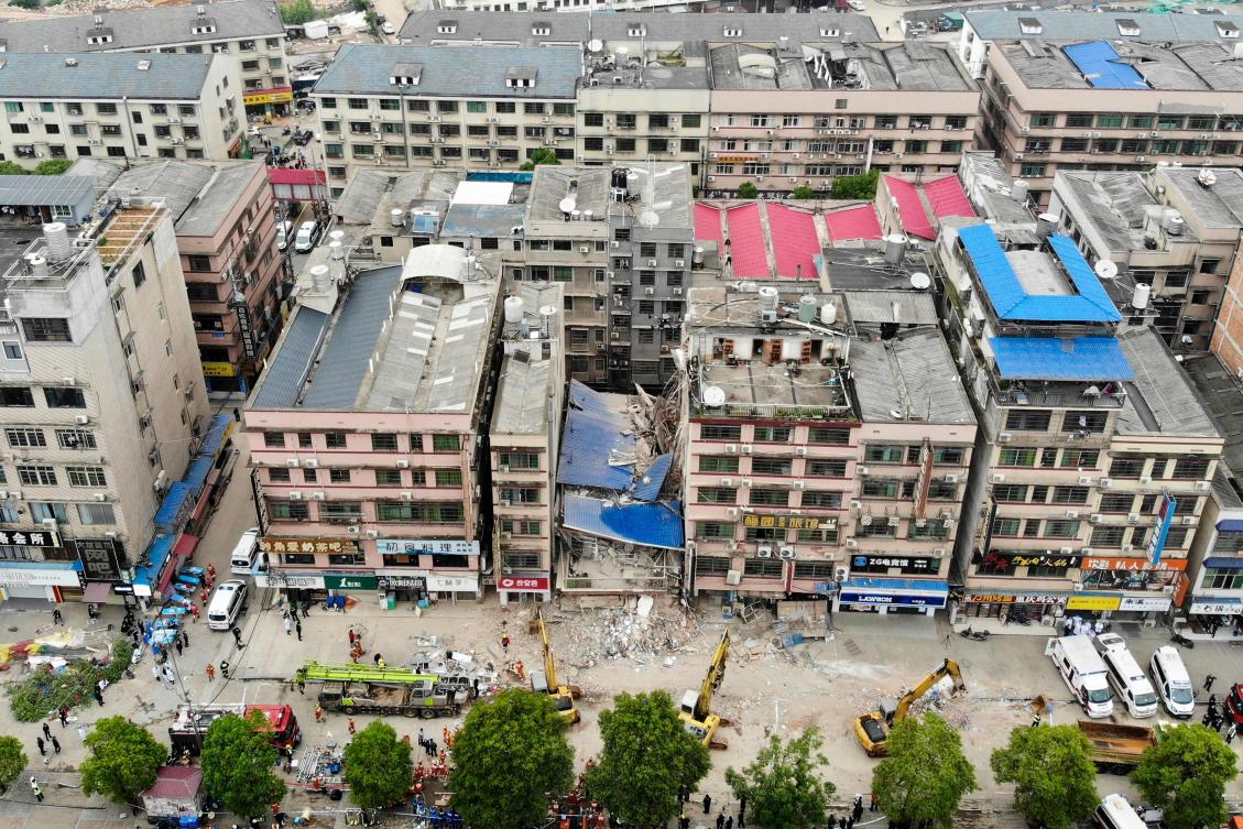 وانقذ خمسة من مبنى في الصين وانهار