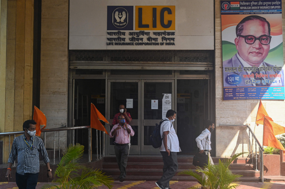 قامت شركة Life Insurance Corp بالاكتتاب الكامل في الاكتتاب العام الأولي الهندي الذي تبلغ قيمته 2.7 مليار دولار