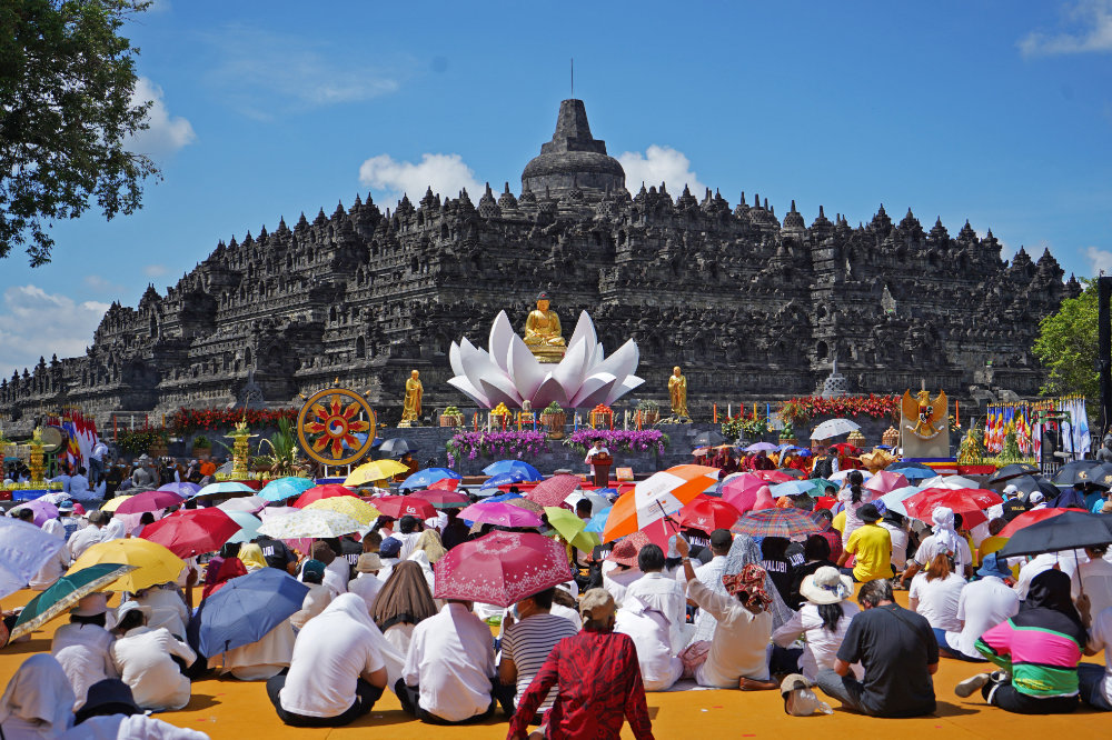 يحتفل الإندونيسيون بيوم فيساك في أكبر معبد بوذي في العالم