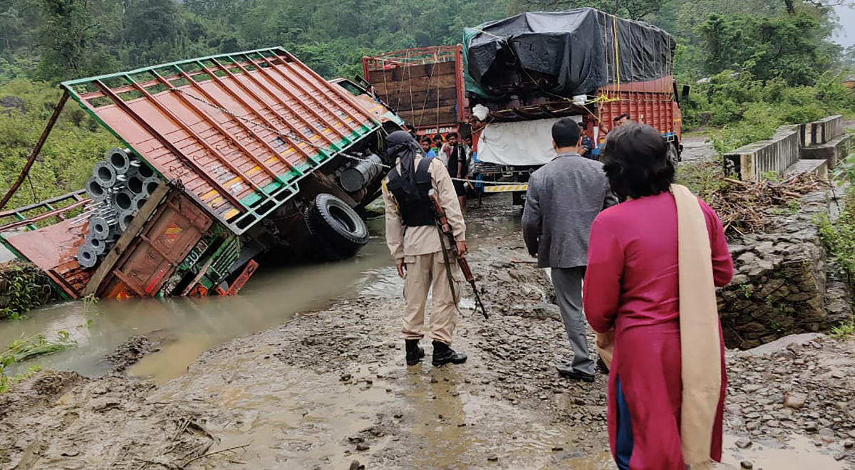 Half a million Indians flee floods in northeast brought by rain - Arab News