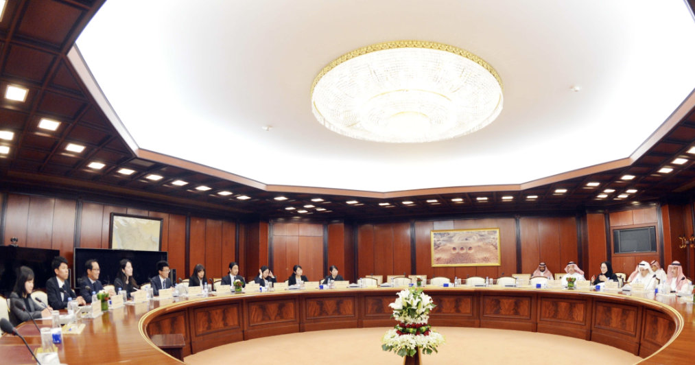 أعضاء لجنة مجلس الشورى السعودي يجتمعون مع دبلوماسيين يابانيين زائرين