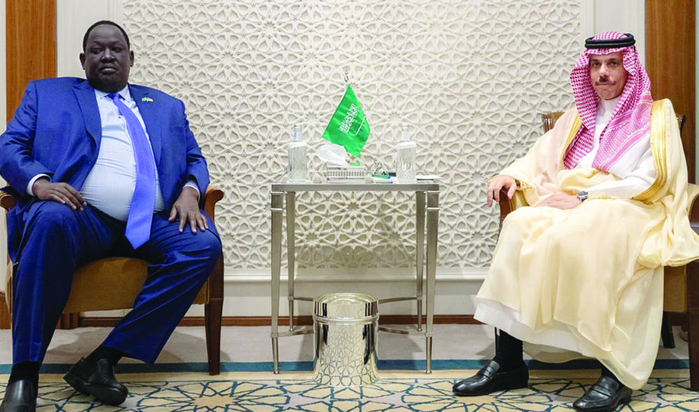 وزير الخارجية السعودي يستقبل المستشار الأمني ​​لرئيس جنوب السودان