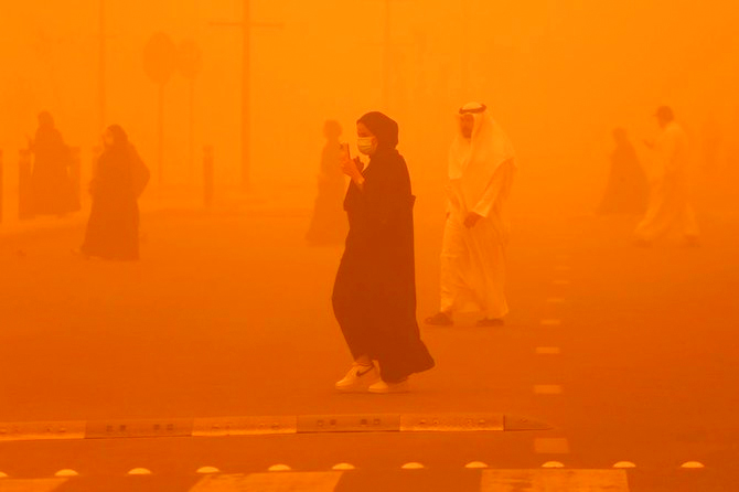 ويحذر خبراء الأرصاد الجوية من عودة المزيد من العواصف الرملية عندما يكتسح الغبار الرياض مرة أخرى