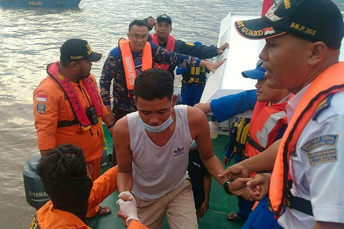 Apvirtus Indonezijos keltui, išgelbėtas 31 žmogus, 11 vis dar dingę