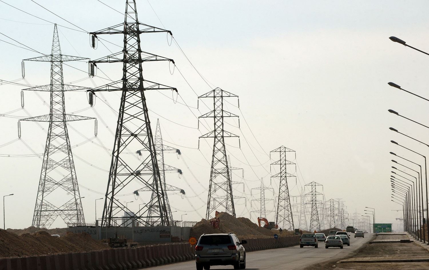 العراق يبدأ في بناء روابط كهربائية مع السعودية