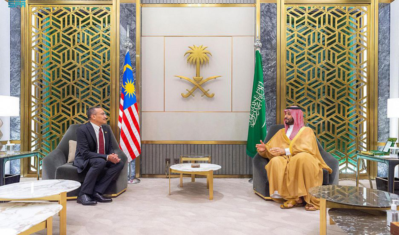 بحث ولي العهد السعودي ، وزير الدفاع الماليزي ، تحسين الوضع الأمني