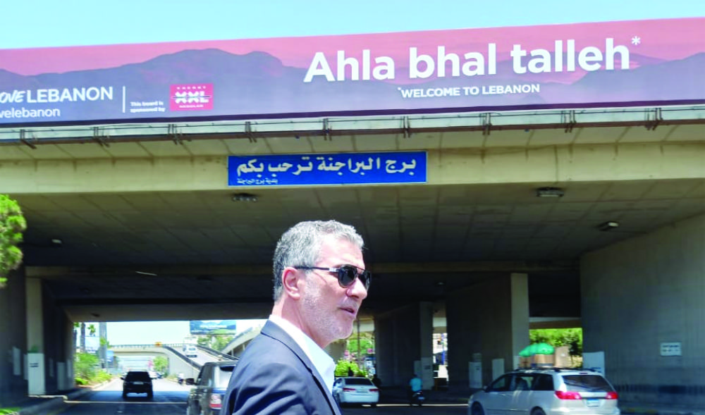 بيروت ترحب بالسياح والمغتربين بعد رفع شعارات حزب الله من شوارع المطار