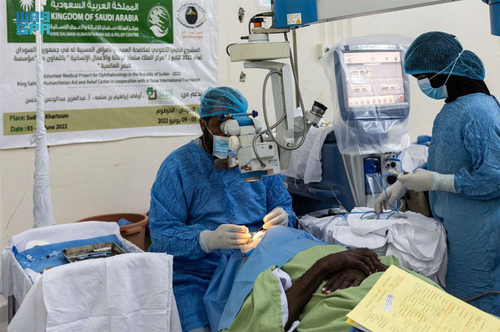المتطوعون الطبيون السعوديون يساعدون في مكافحة العمى في بنغلاديش