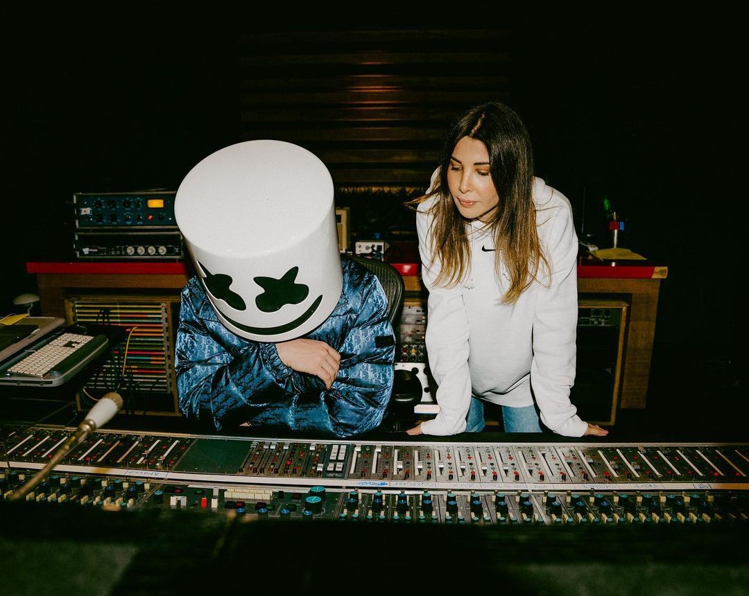 المغنية اللبنانية نانسي عجرم تثير تعاونها مع DJ Marshmello الأمريكية