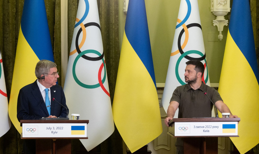 قال رئيس اللجنة الأولمبية الدولية باخ إن علم أوكرانيا سيرفع عالياً في الأولمبياد
