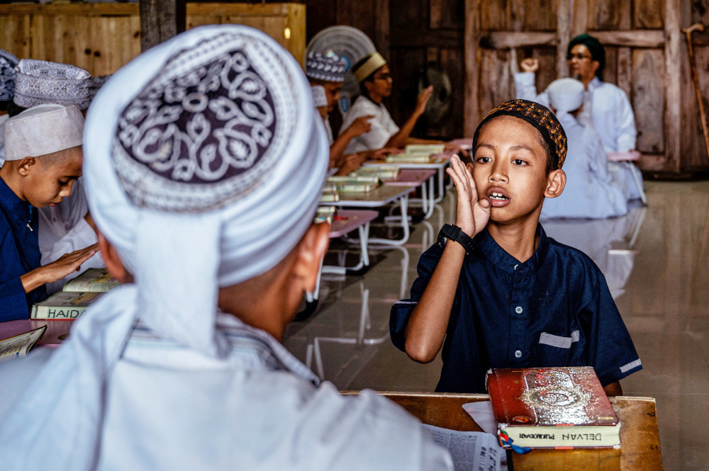 Indonesia school helps students recite Qur'an in sign language thumbnail