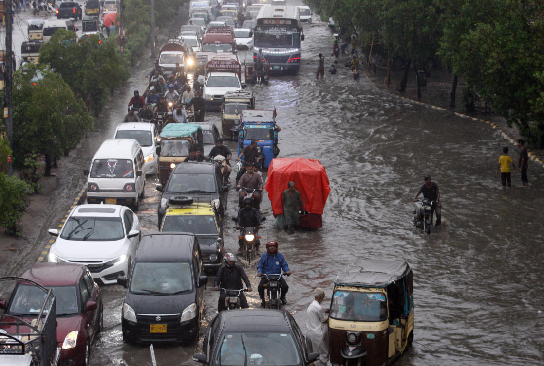 تسببت الأمطار الموسمية الغزيرة في باكستان في مقتل العشرات في الفيضانات