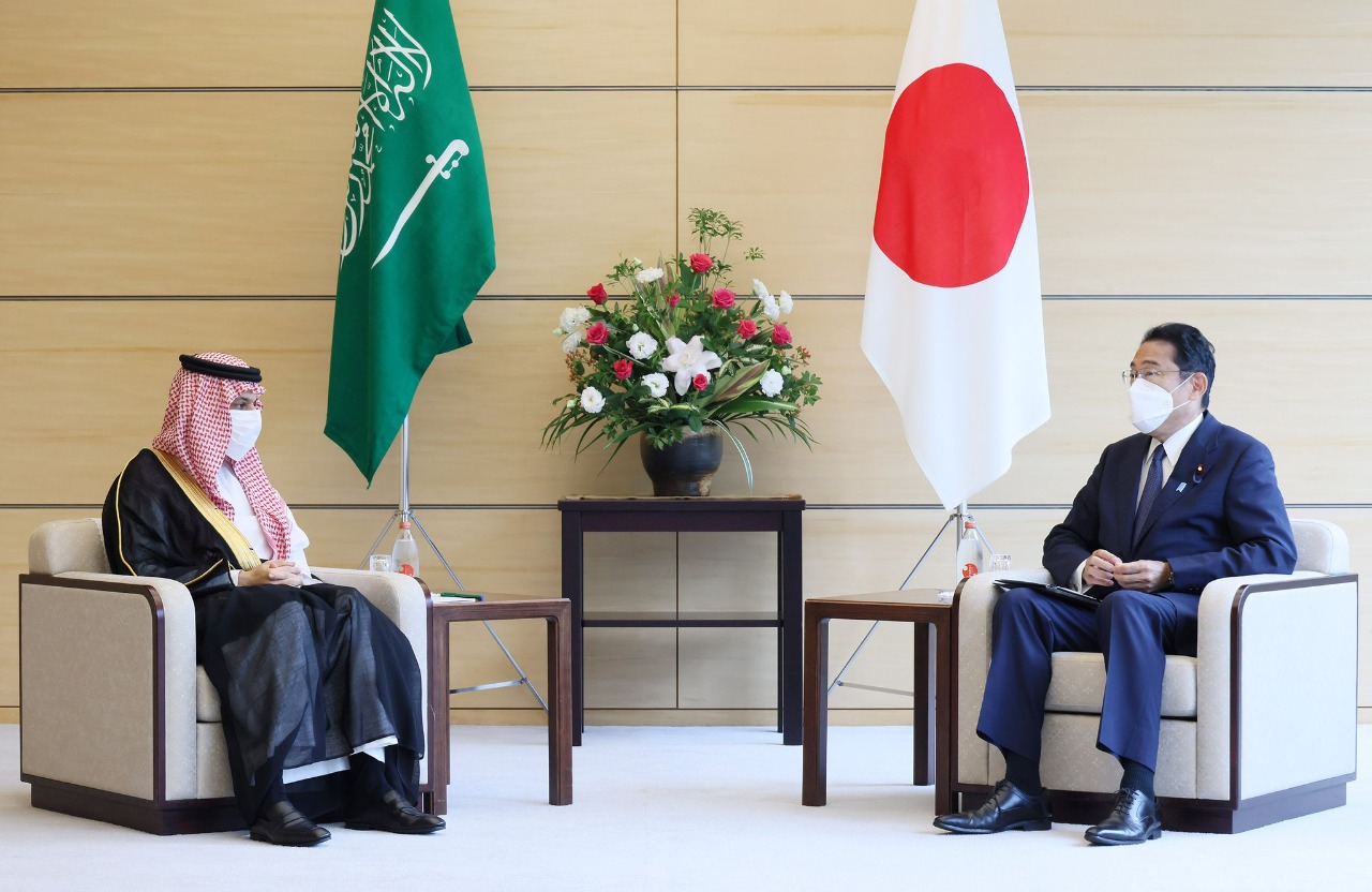 Saudi FM meets with Japanese Prime Minister