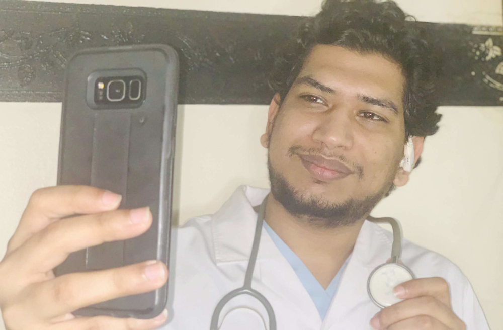 شارك الطبيب السعودي مقاطع فيديو تعليمية قصيرة على مواقع التواصل الاجتماعي