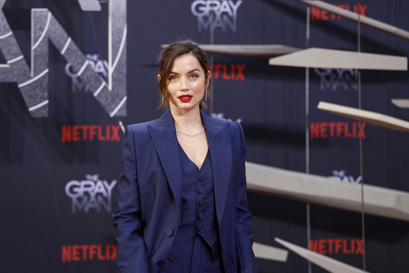 الممثلة آنا دي أرماس تتحدث عن مسلسل The Gray Man على Netflix ومعركتها ضد التلبيس