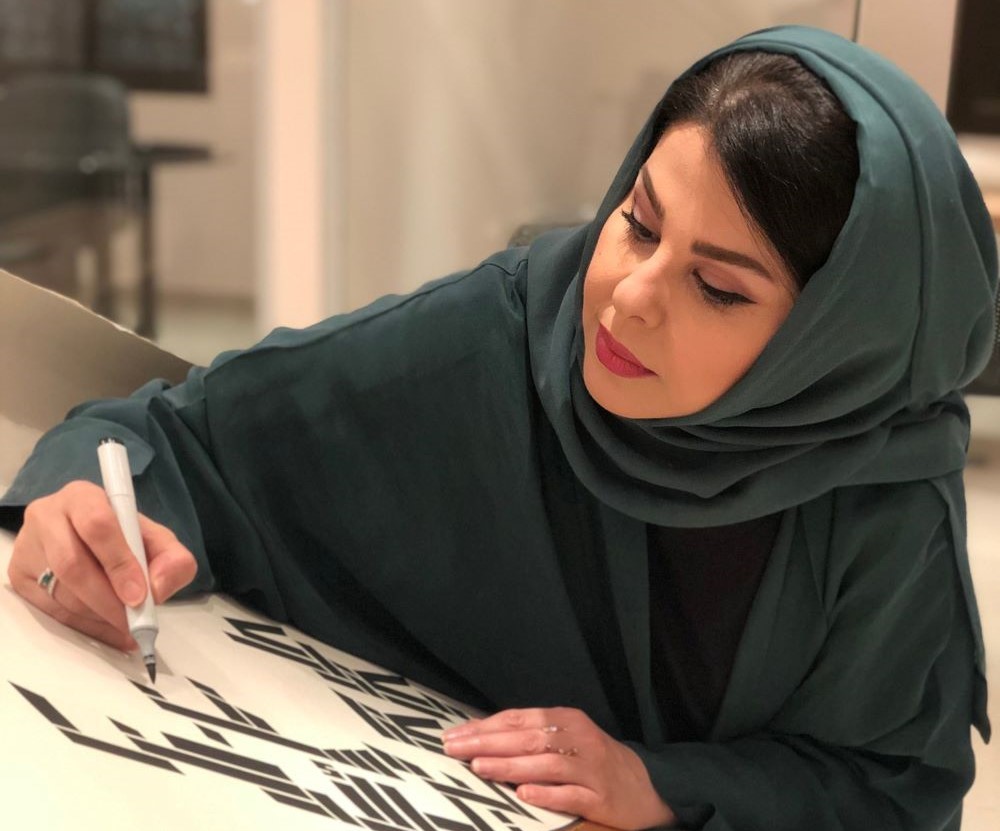 فنان سعودي يصمم مائدة مستديرة مميزة يشاركها قادة العالم في قمة دول مجلس التعاون الخليجي