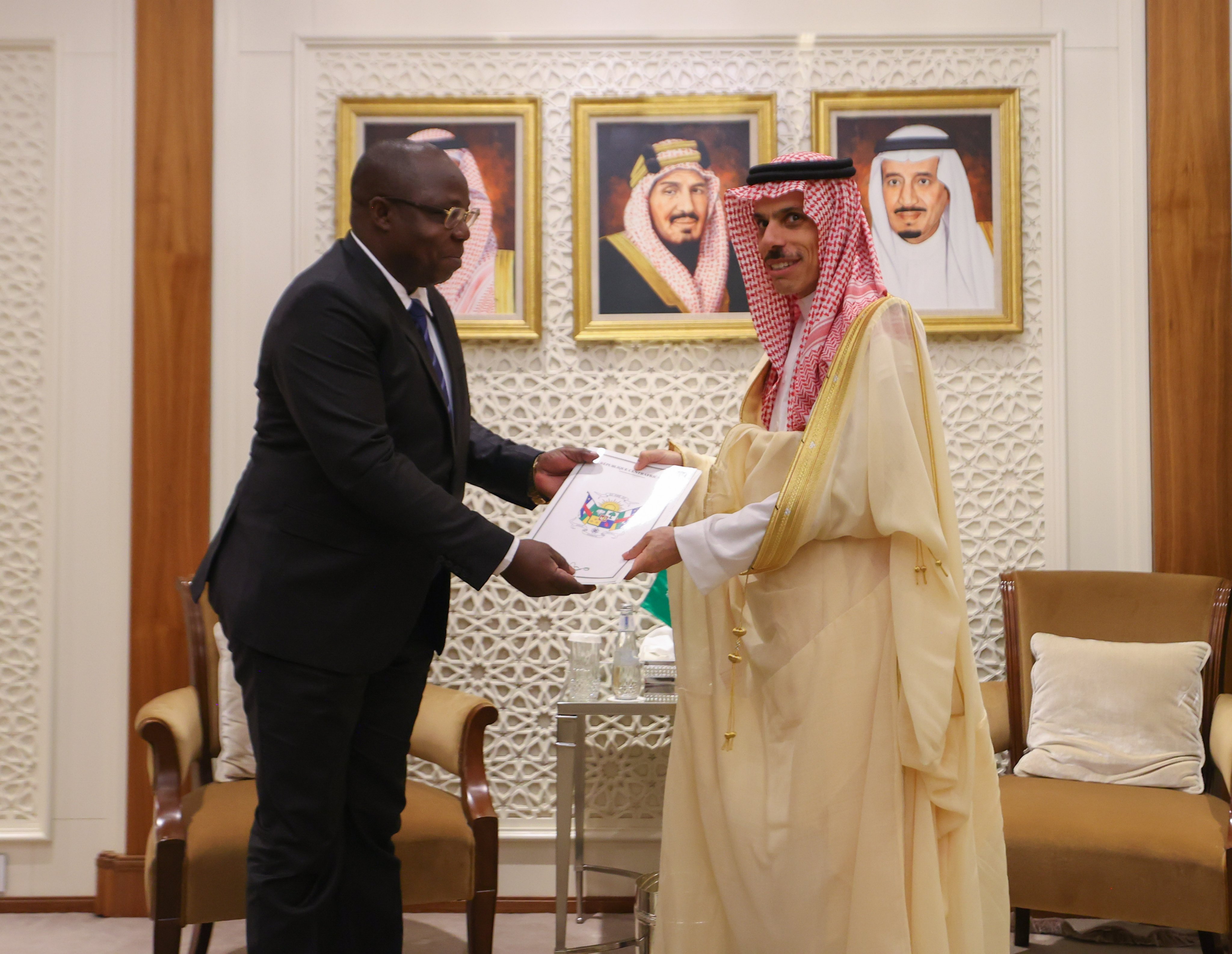 تلقى الملك سلمان رسالة خطية من رئيس جمهورية إفريقيا الوسطى