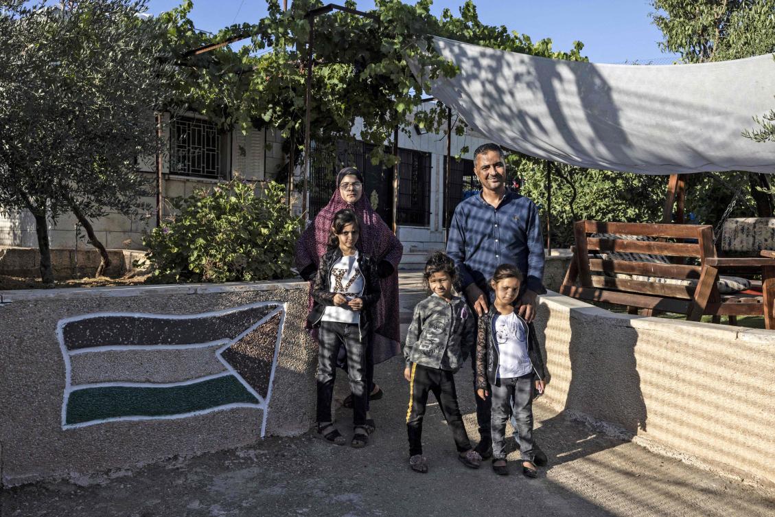 عائلة فلسطينية محاطة بالمستوطنات الإسرائيلية