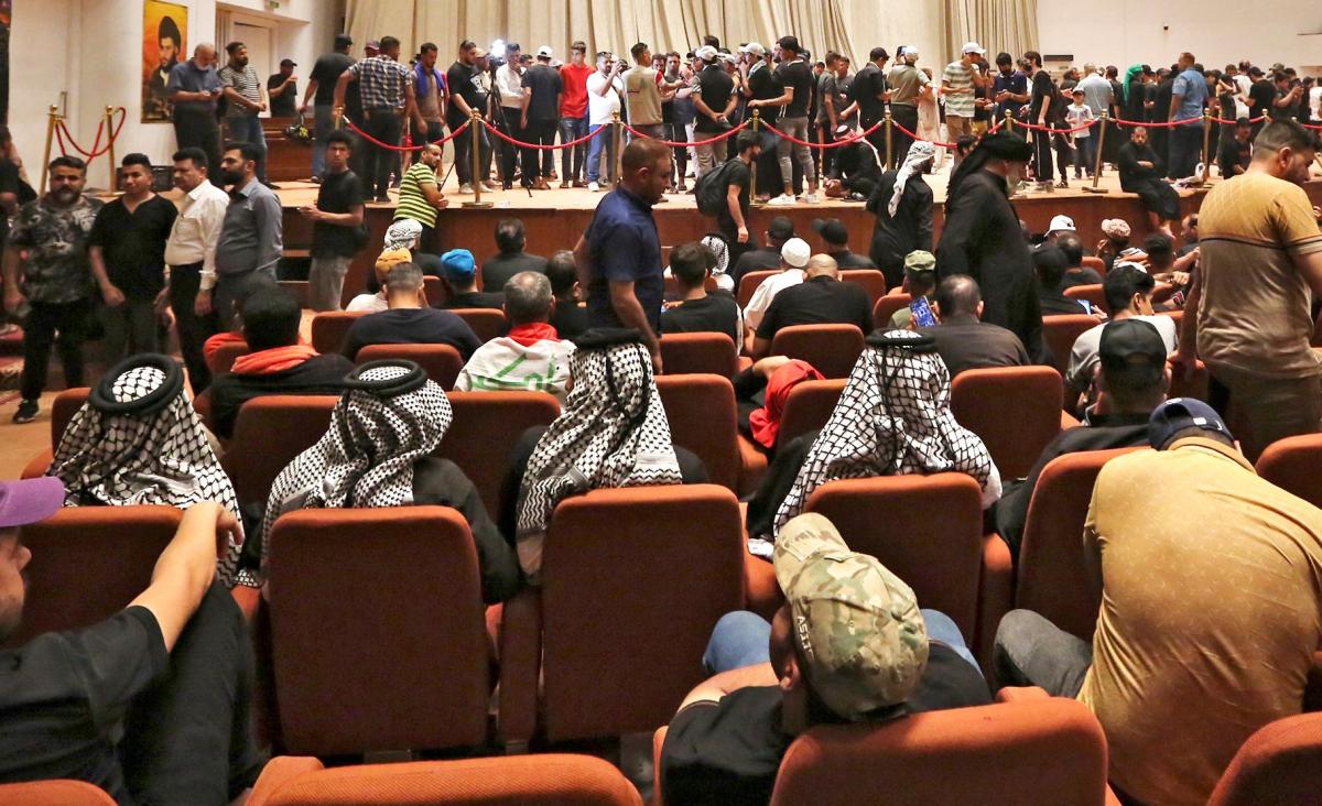 طُلب من رجال الدين مغادرة البرلمان العراقي