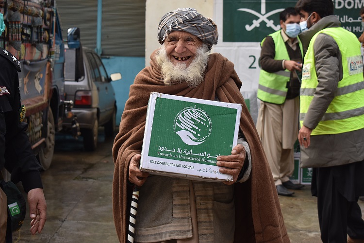 KSrelief distributes food aid to families in Yemen and Pakistan