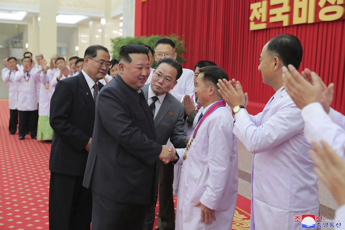 كوريا الشمالية تعلن ‘انتصارًا مشرقًا’ على الفيروس ، وتلقي باللوم على سيول