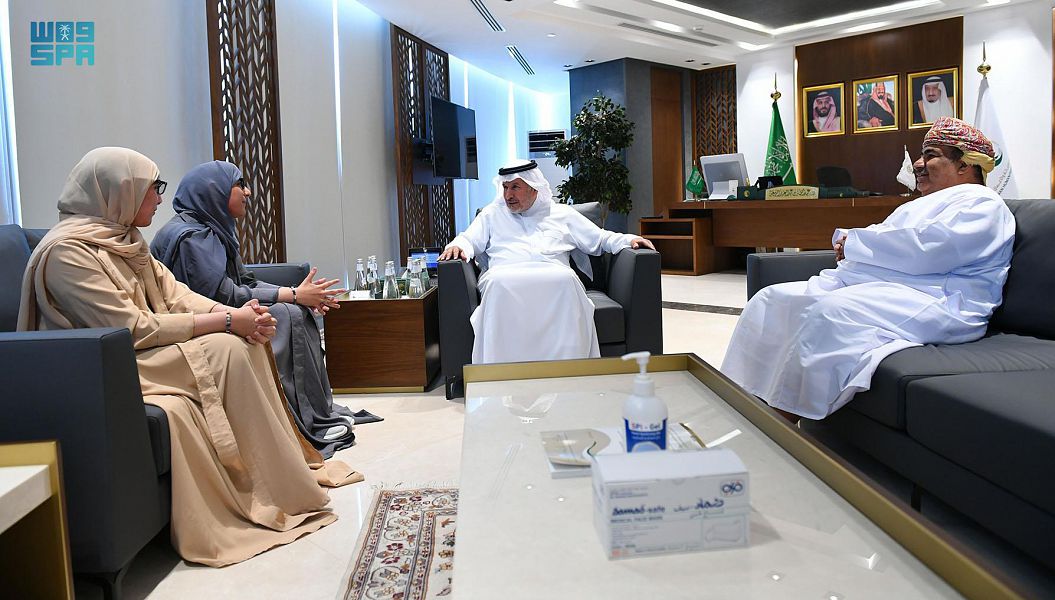 يلتقي رئيس Ksrelief بتوأم عماني ملتصق سابقًا بعد 15 عامًا من انفصالهما