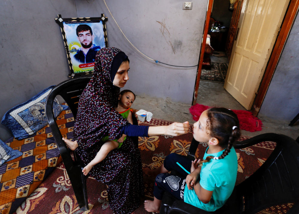 نزوح عائلة من غزة بعد مقتل والدها في غارة جوية