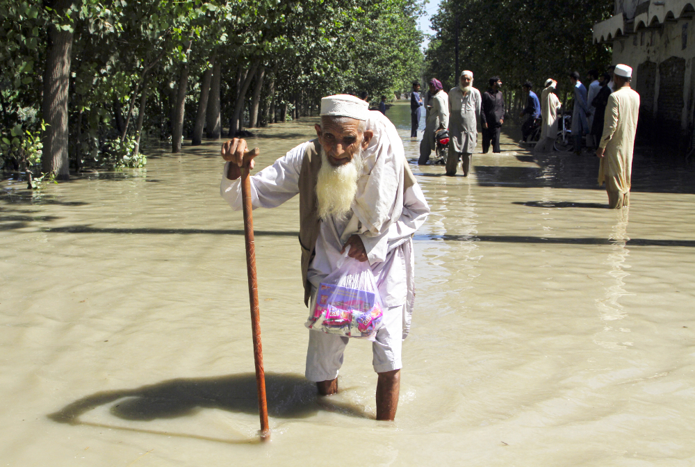القادة السعوديون يعربون عن تعازيهم لباكستان التي ضربتها الفيضانات