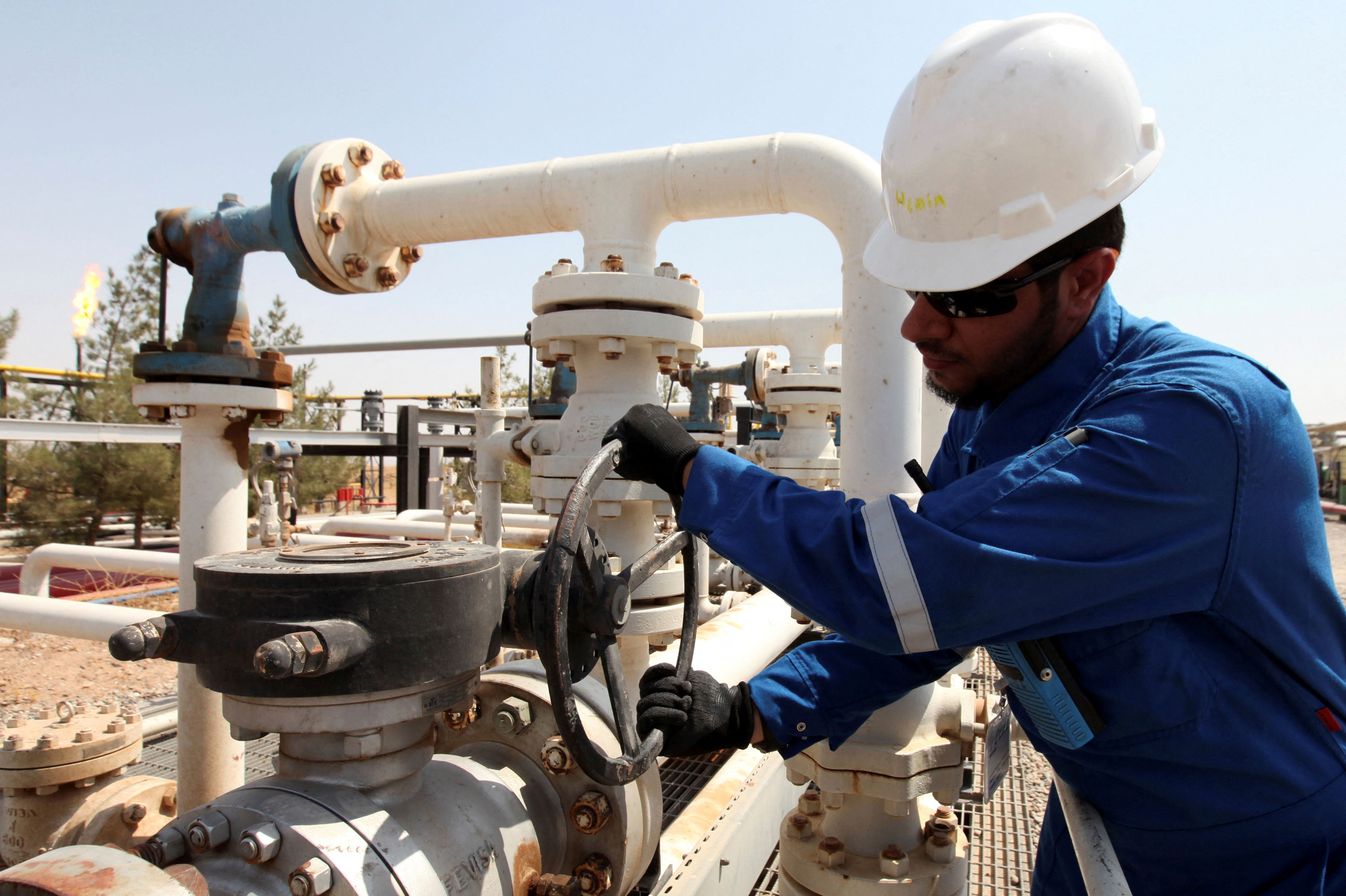 النفط يتراجع بأكثر من 7 دولارات بفعل التضخم والصادرات العراقية