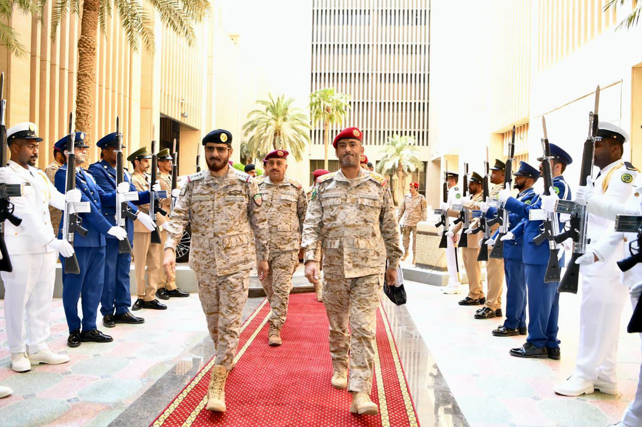 قائد القوات المشتركة يلتقي رئيس الأركان العامة اليمنية